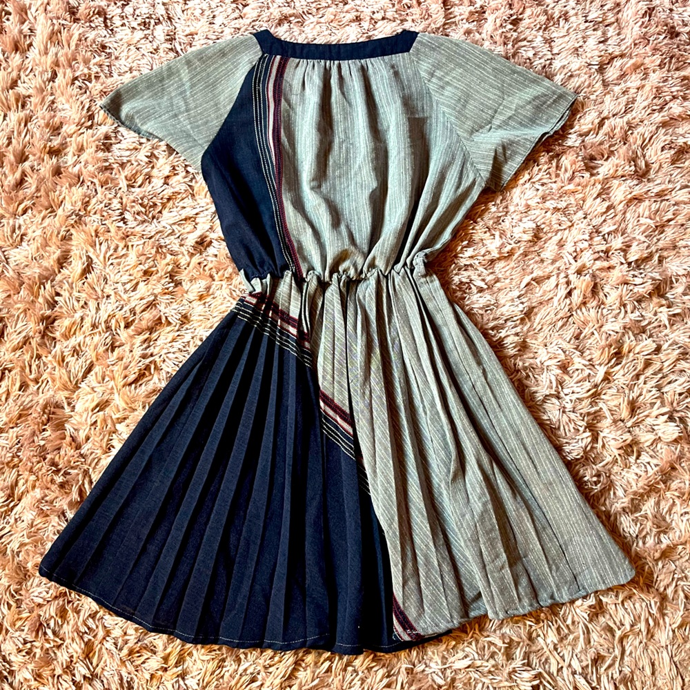 Vintage 1970’s Retro Mini Dress in Gray and Navy - Picture 6 of 6